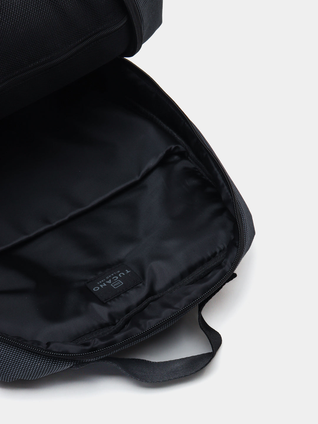 Ryukzak Tucano Loop Backpack 15.6", qora, BKLOOP15-BK